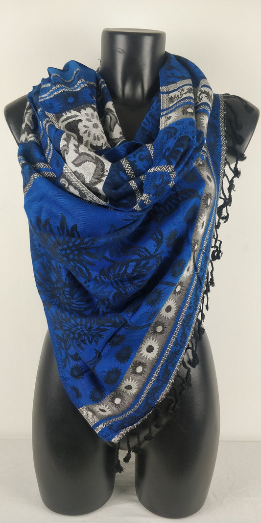 Viskose-Pashmina. Blaue Blumenmuster.