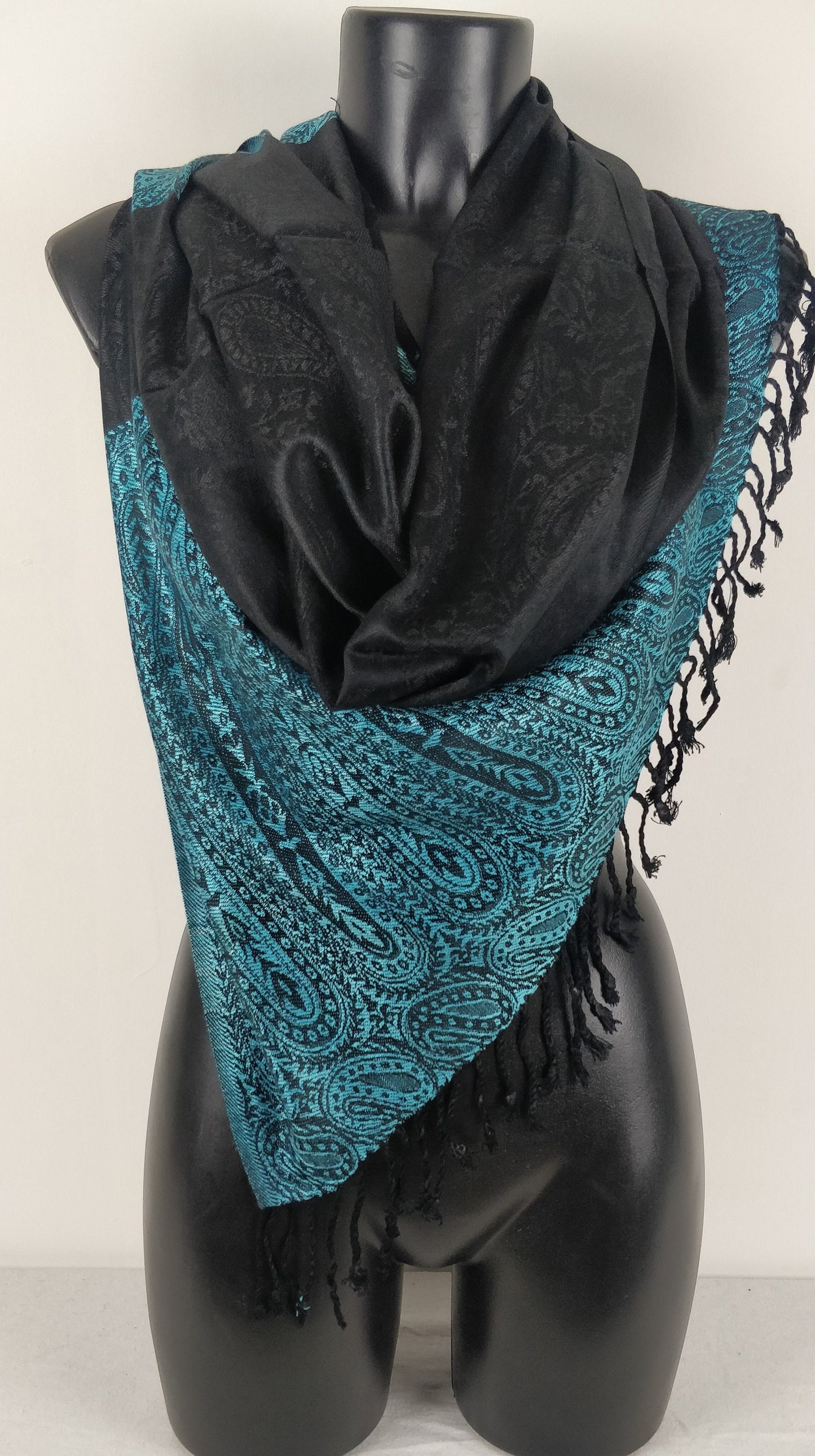 Pashmina Vaisana aus Viskose. Zweifarbig mit schwarzen und blauen Paisleymustern