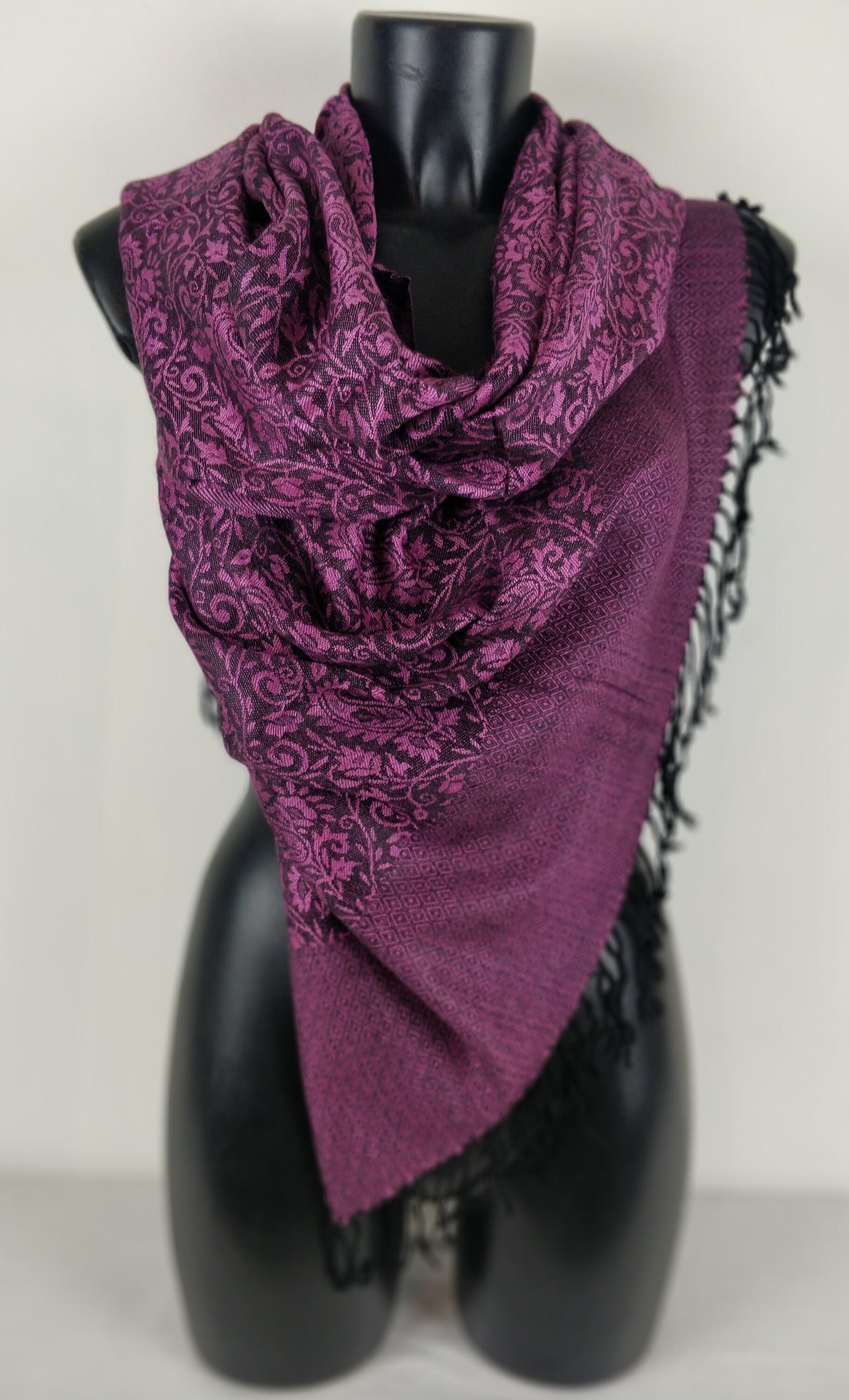 Wende-Pashmina aus Viskose. Fuchsia-Paisley-Muster