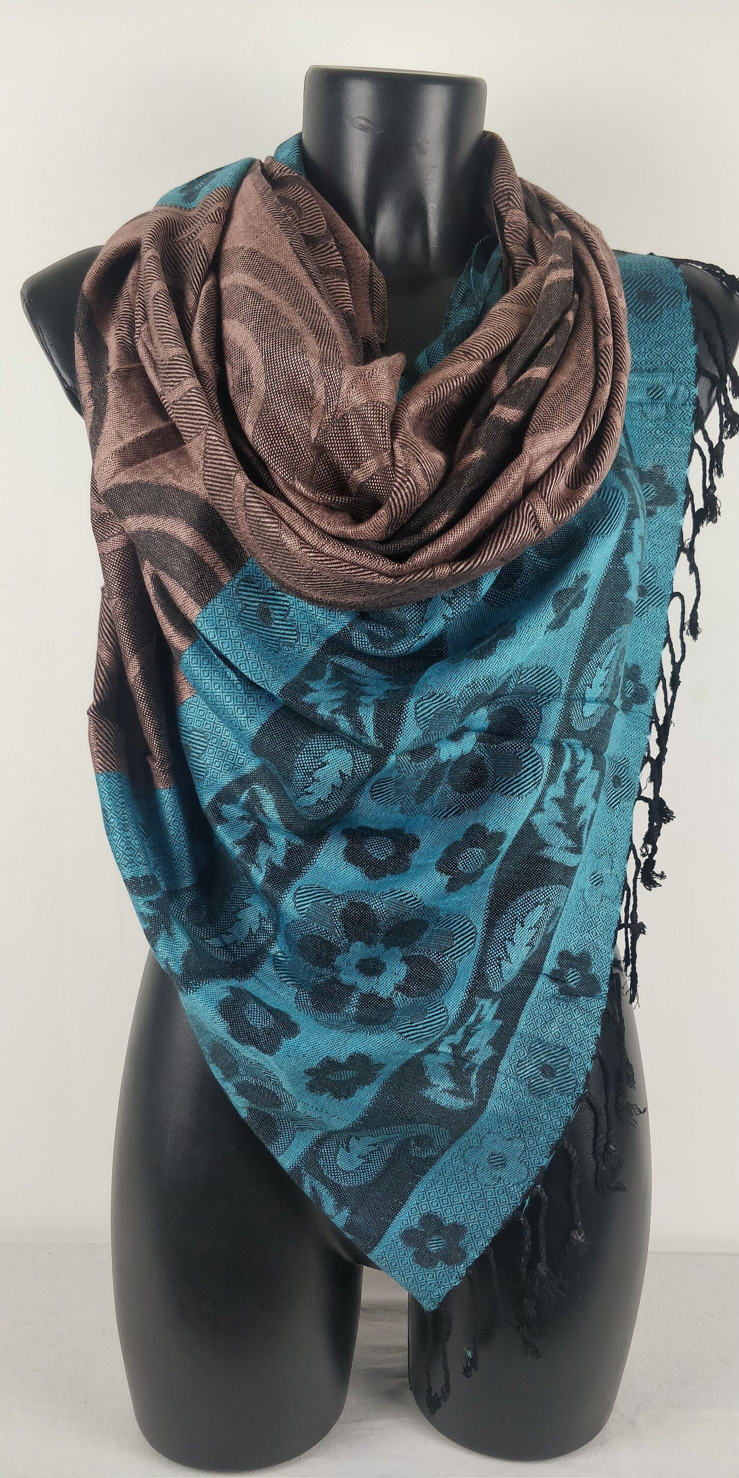 Viskose-Pashmina. Blaue und braune Blumenmuster und Kreise.