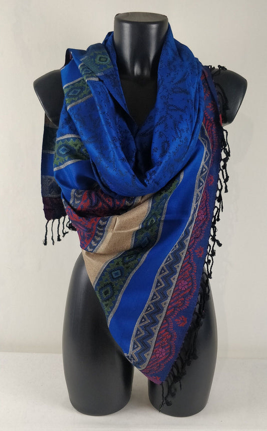 Wendbarer und mehrfarbiger Pashmina Lakhna aus Viskose. Blaues Paisley-Muster.