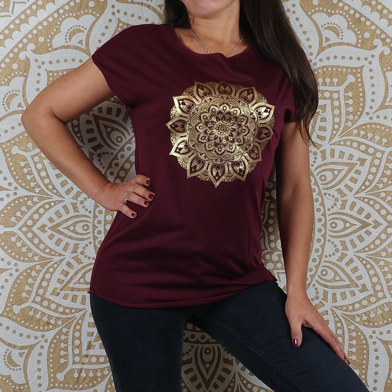 Leichtes und fließendes Makham-T-Shirt. Burgunderroter, schwarzer oder blauer Mandala-Druck / Gold- oder Silbermuster.