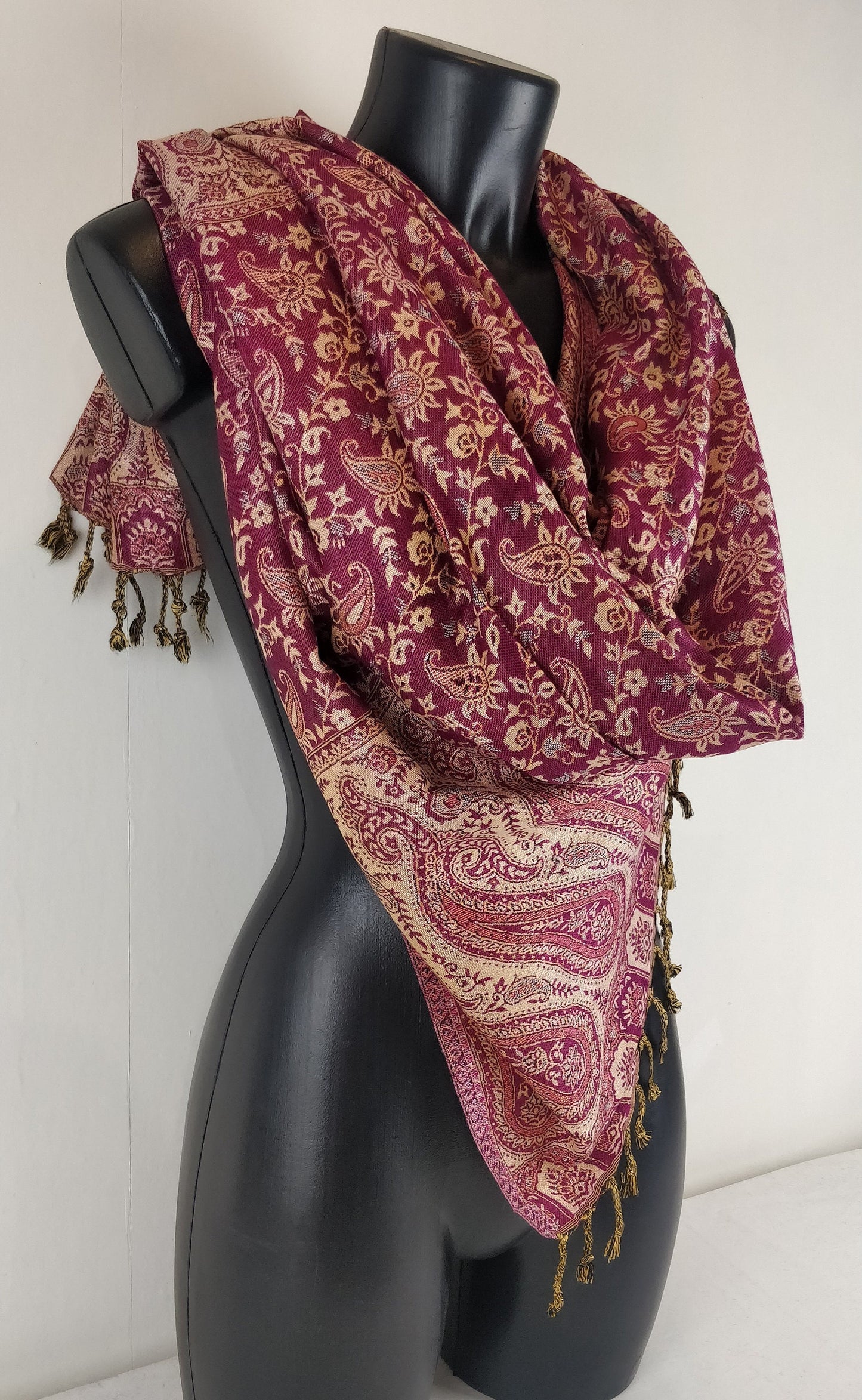 Wende-Pashmina Sankya aus Viskose. Schal mit fuchsiafarbenen Paisley-Mustern.