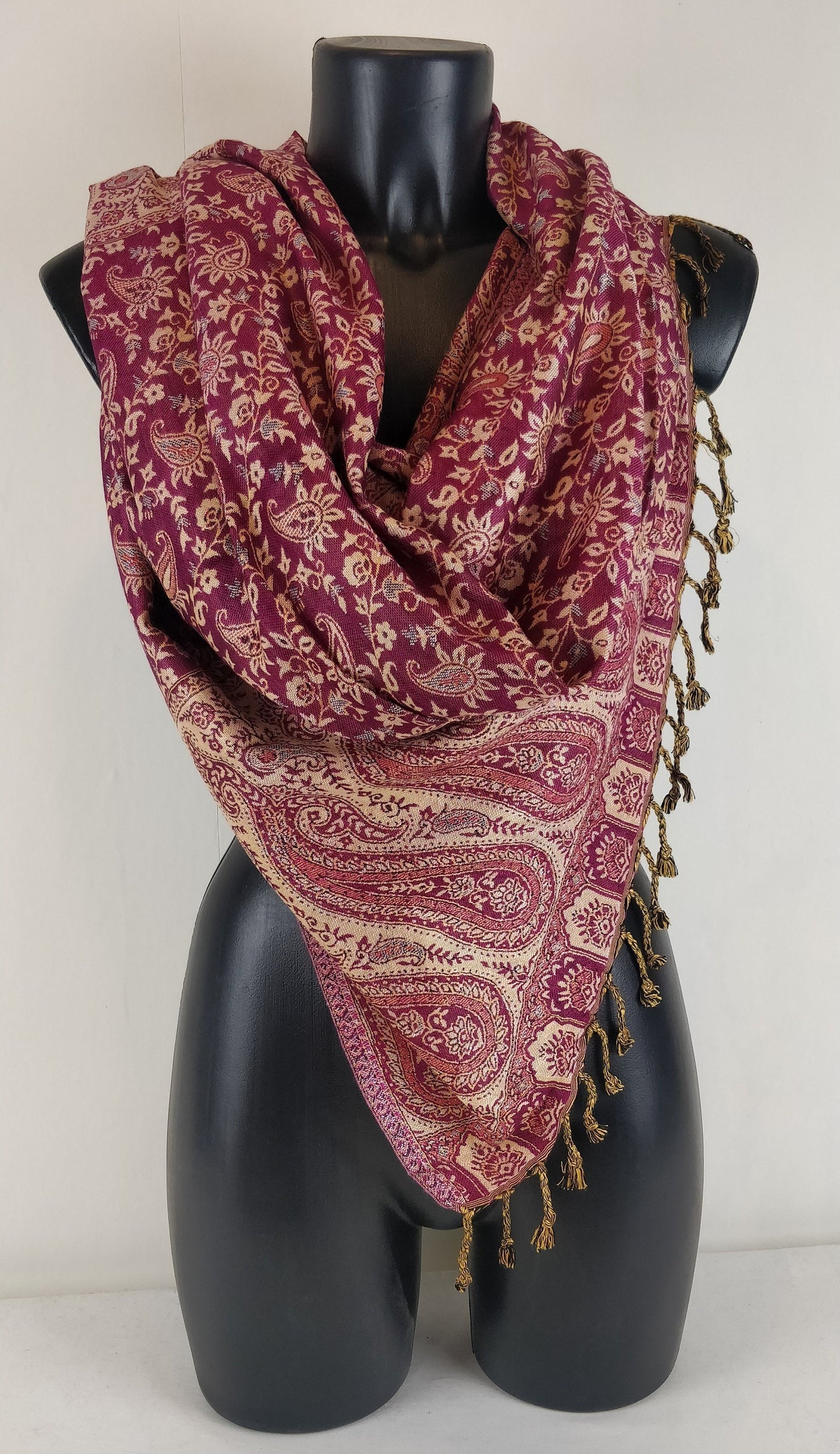 Wende-Pashmina Sankya aus Viskose. Schal mit fuchsiafarbenen Paisley-Mustern.