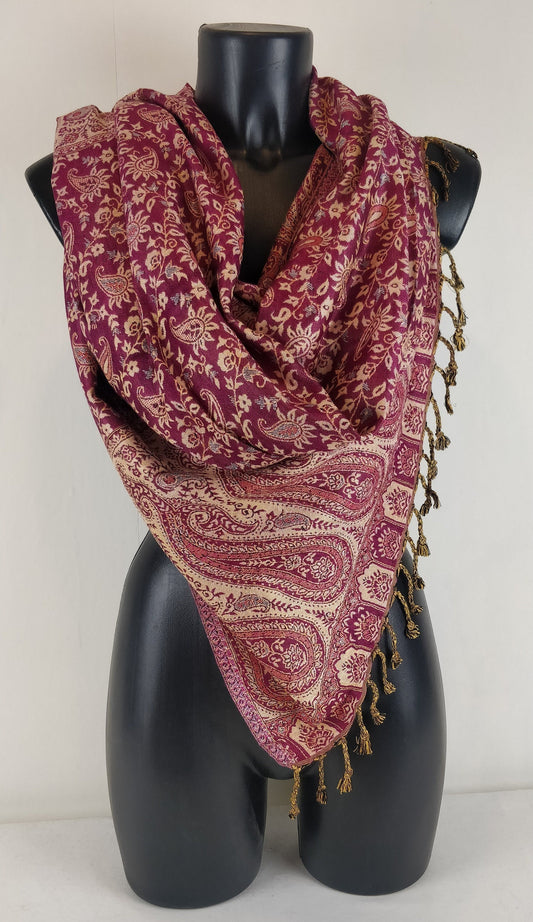 Pashmina Sankya réversible en viscose. Echarpe aux motifs paisley fuchsia.