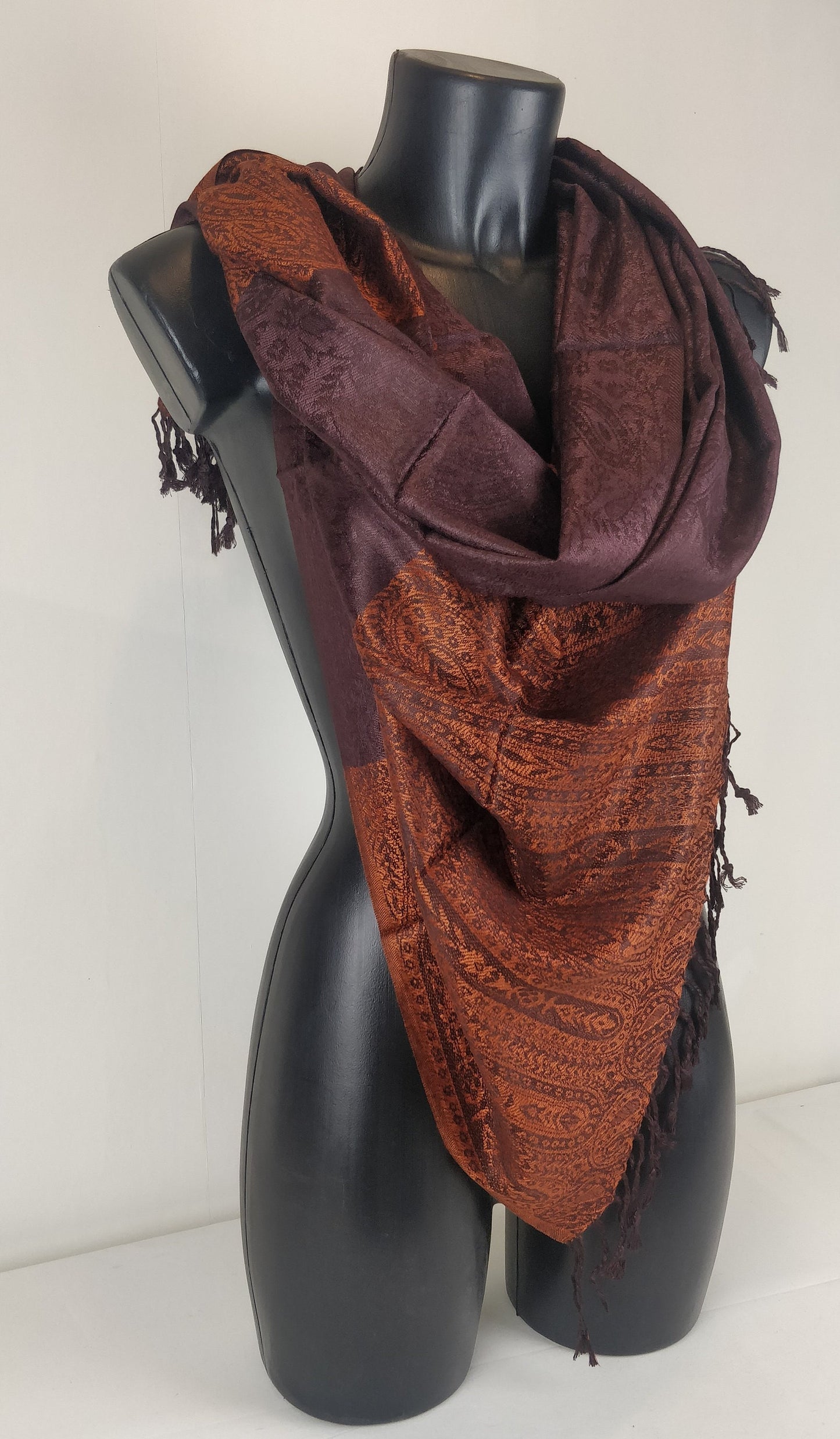 Zweifarbiger Vaisana-Pashmina aus Viskose. Braunes Paisley-Muster.