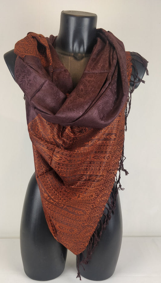 Zweifarbiger Vaisana-Pashmina aus Viskose. Braunes Paisley-Muster.