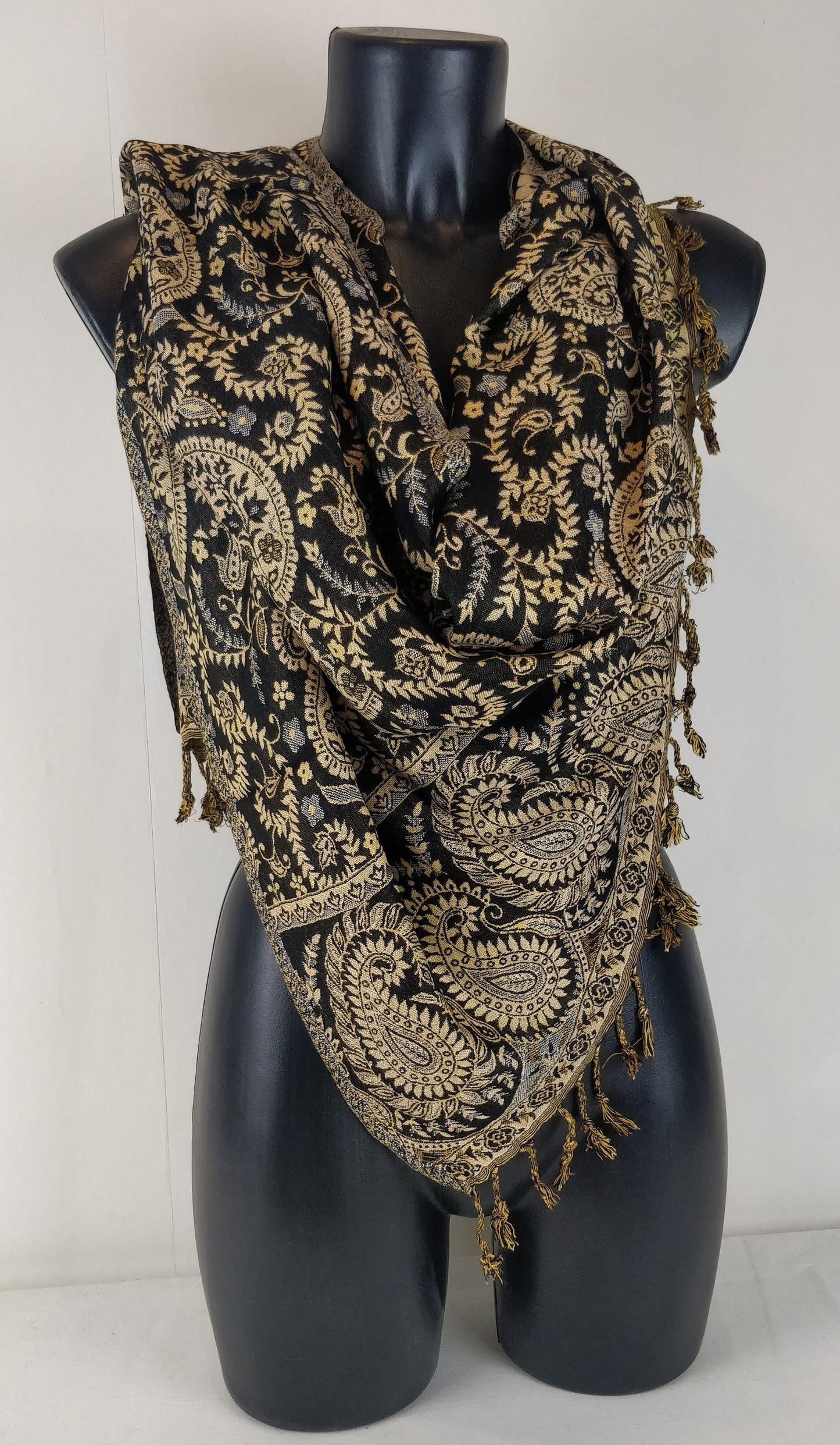 Pashmina Asoha réversible en viscose. Echarpe aux motifs paisley noir.