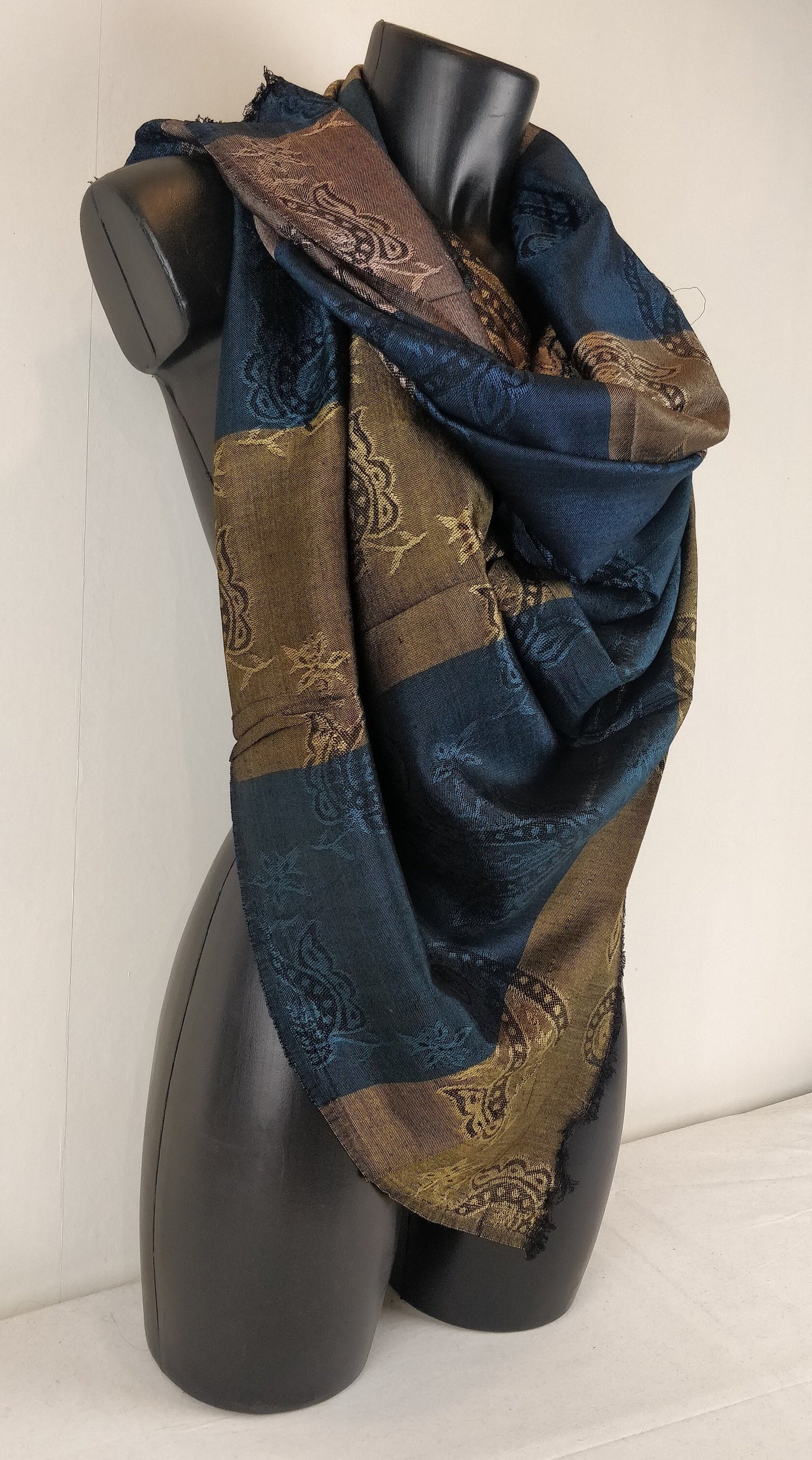 Pashmina Jiroli aus Viskose. Blaues und braunes Paisley-Muster.