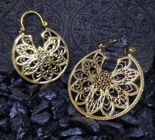 Boucles d'oreilles bohème fleur / mandala. Créoles indiennes en laiton / laiton plaqué argent.