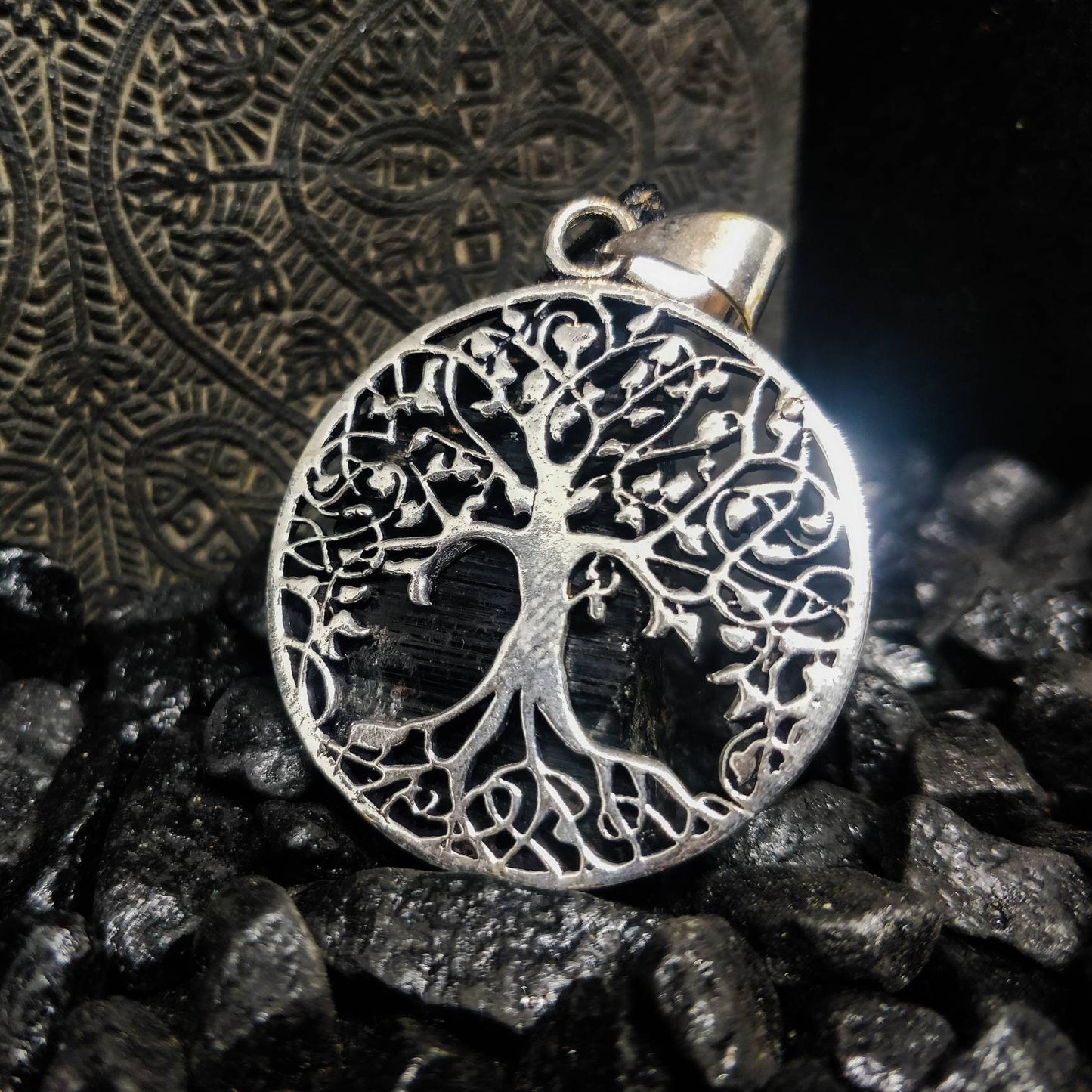 Pendentif rond arbre de vie en laiton / laiton plaqué argent.