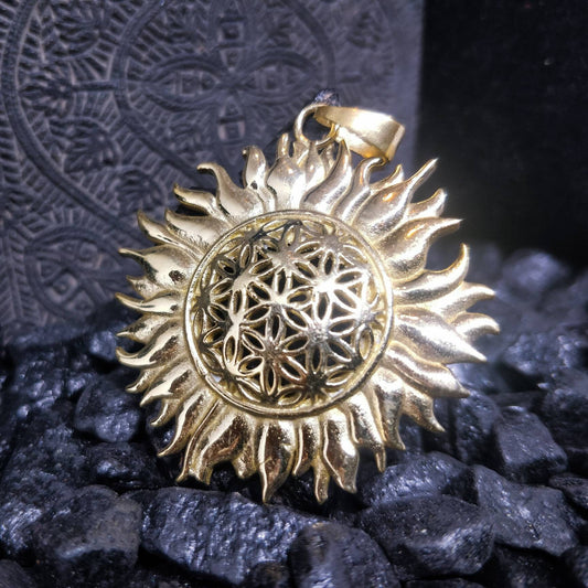 Pendentif soleil et fleur de vie en laiton / laiton plaqué argent.