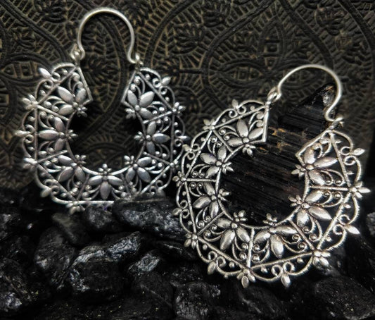 Créoles bohème fleuri. Boucles d'oreilles boho avec fleurs en laiton / laiton plaqué argent.