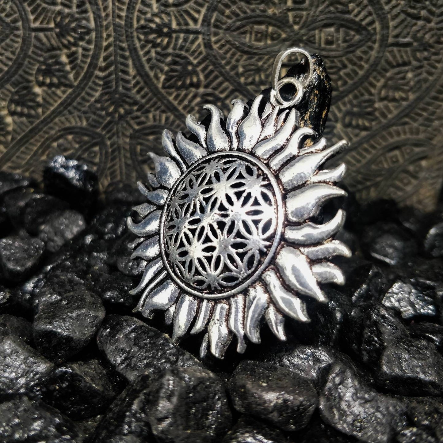 Pendentif soleil et fleur de vie en laiton / laiton plaqué argent.