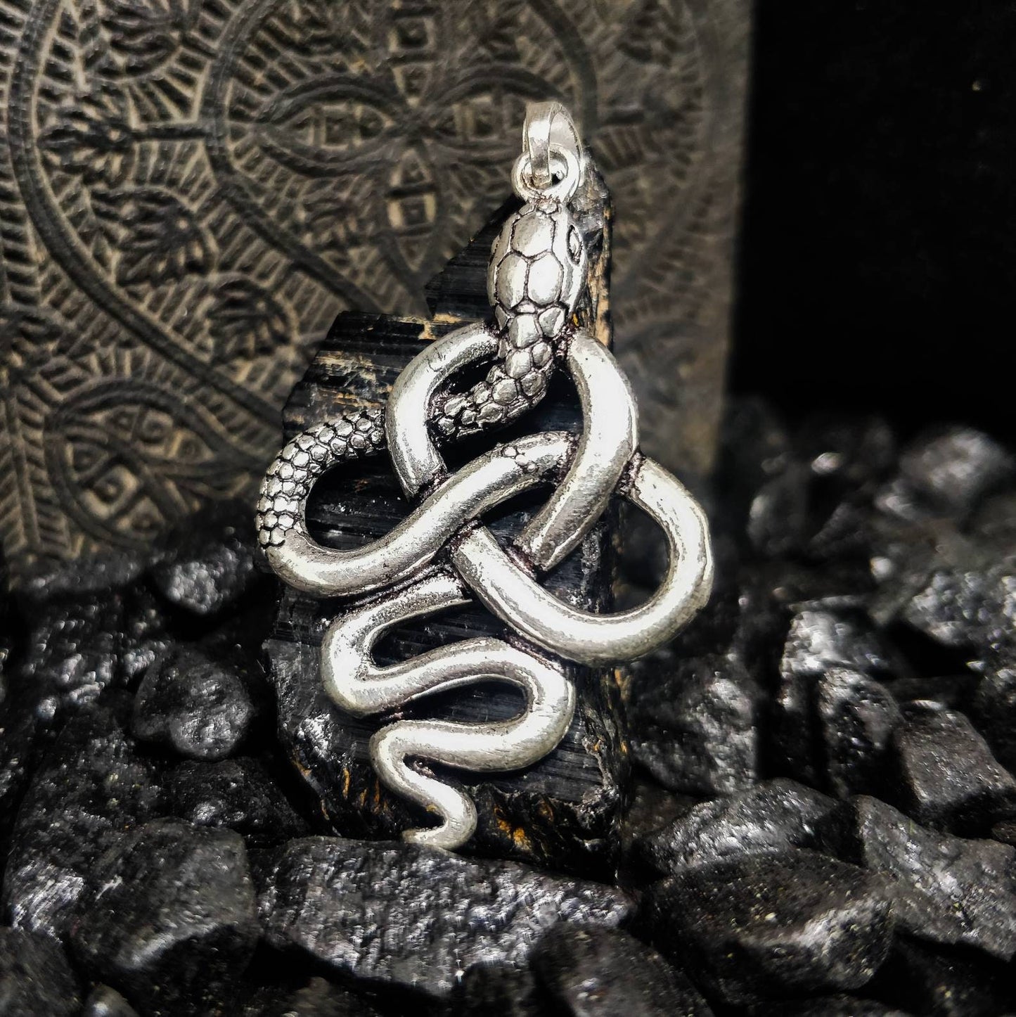 Pendentif serpent en laiton / laiton plaqué argent.