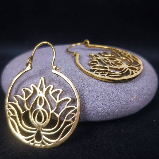 Boucles d'oreilles bohème avec fleur de lotus. Boucles boho en laiton) laiton plaqué argent.