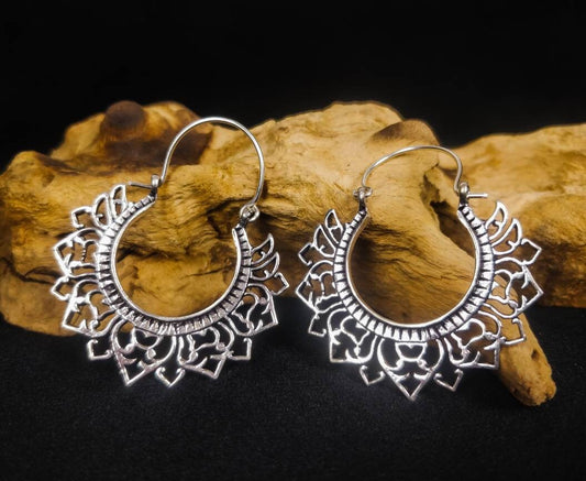 Boucles d'oreilles bohème. Créoles indiennes en laiton/ laiton plaqué argent.