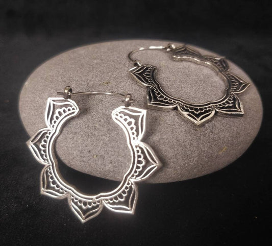 Boucles d'oreilles bohème mandala. Petite créoles boho fines en laiton / laiton plaqué argent.