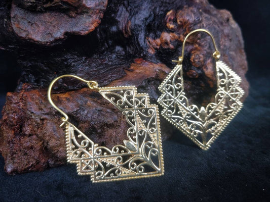 Boucles d'oreilles triangle. Boucles d'oreilles ethnique en laiton / laiton plaqué argent