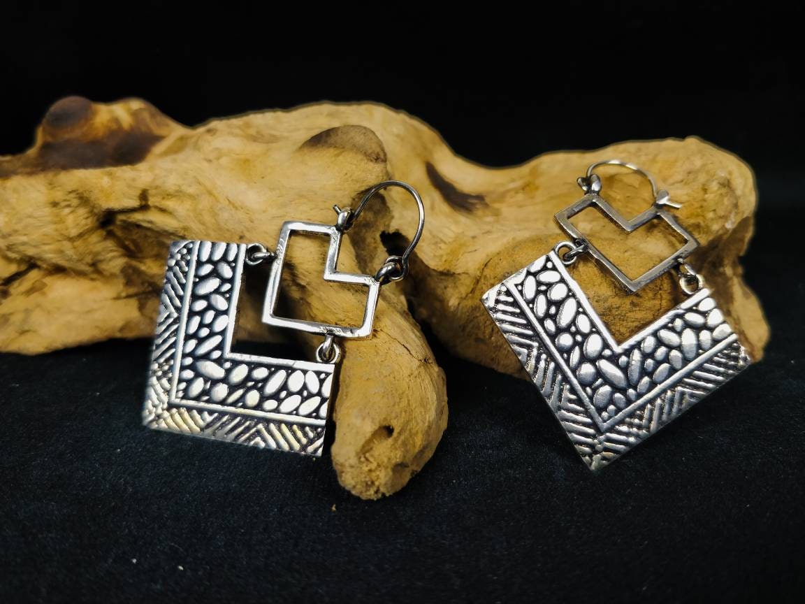 Boucles d'oreilles pendantes de formes triangulaire. Boucles ethnique chic en laiton / laiton plaqué argent.