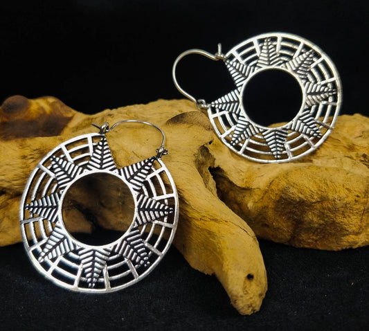 Créoles ethniques chic. Boucles d'oreilles indiennes en laiton/ laiton plaqué argent.