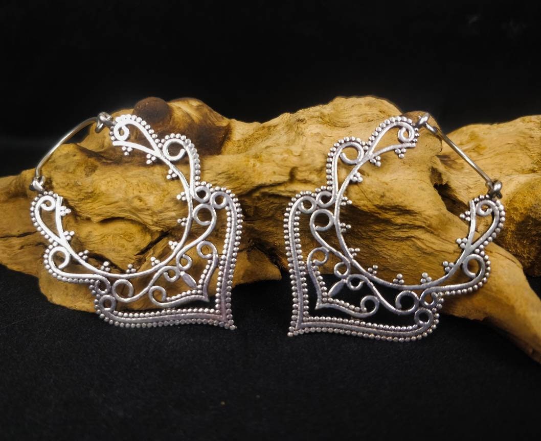 Boucles d'oreilles ethniques. Boucles indiennes en laiton / laiton plaqué argent.