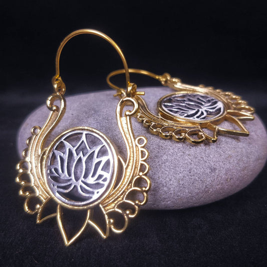 Boucles d'oreilles boho avec mandala et fleur de lotus. Boucles d'oreilles bohème bicolore en laiton/ laiton plaqué argent.