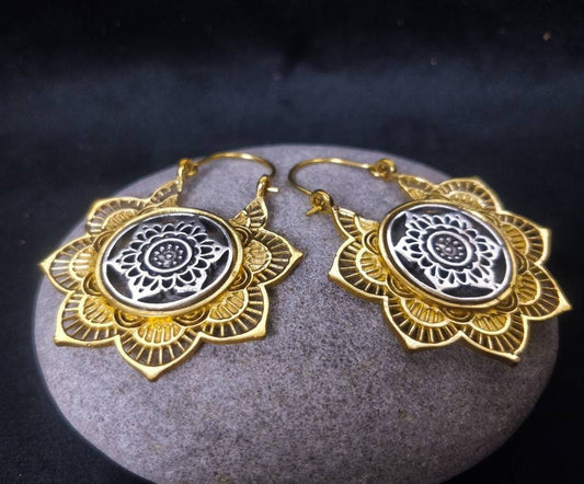 Boucles d'oreilles bohème mandala. Boucles d'oreilles bicolore boho en laiton / laiton plaqué argent.