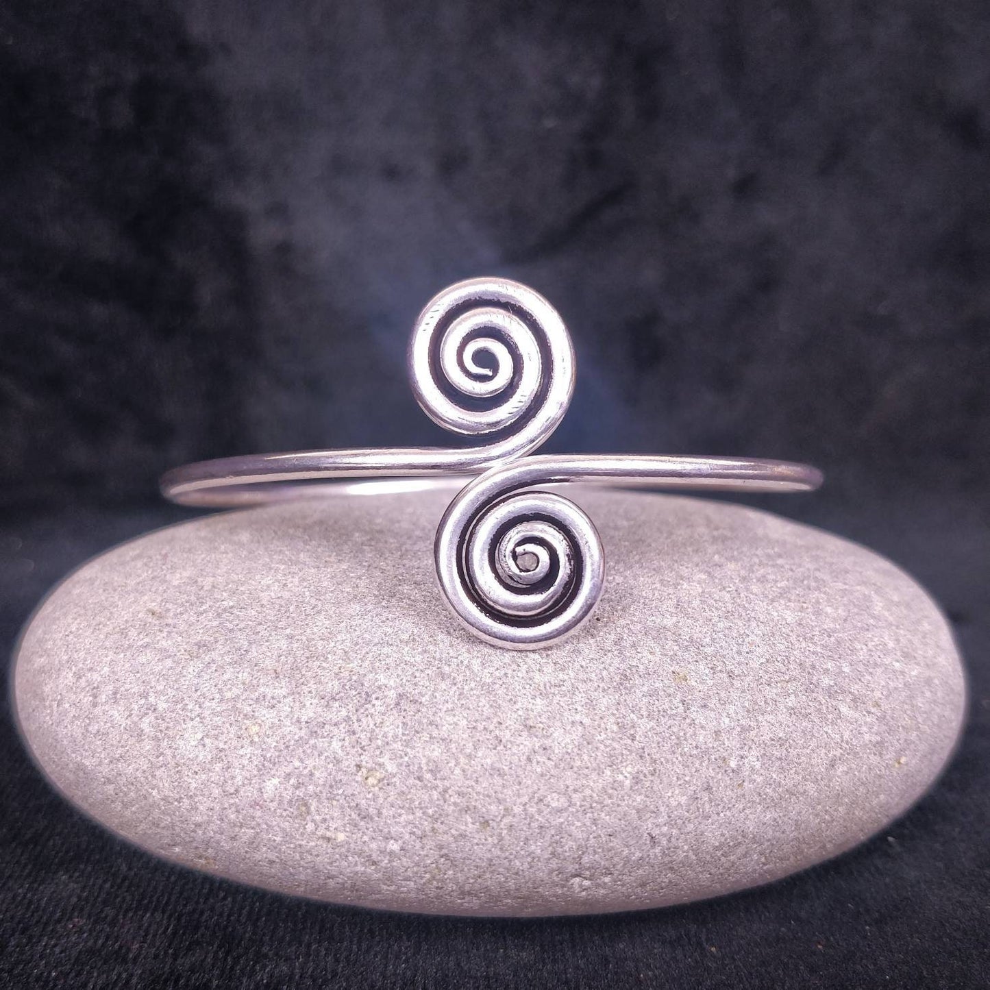 Bracelet minimaliste spirale. Jonc ethnique ajustable en laiton / laiton plaqué argent.