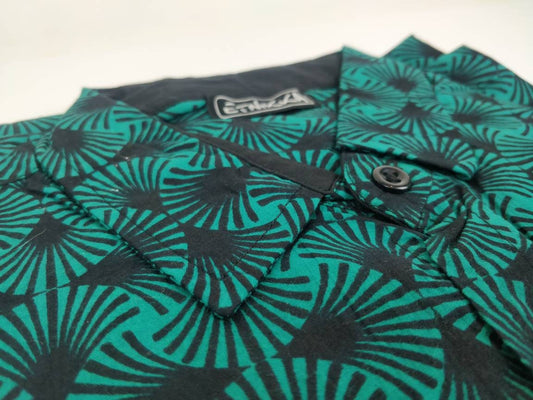 Chemise homme manches courtes. Chemise en coton. Motifs géométrique vert et noir.