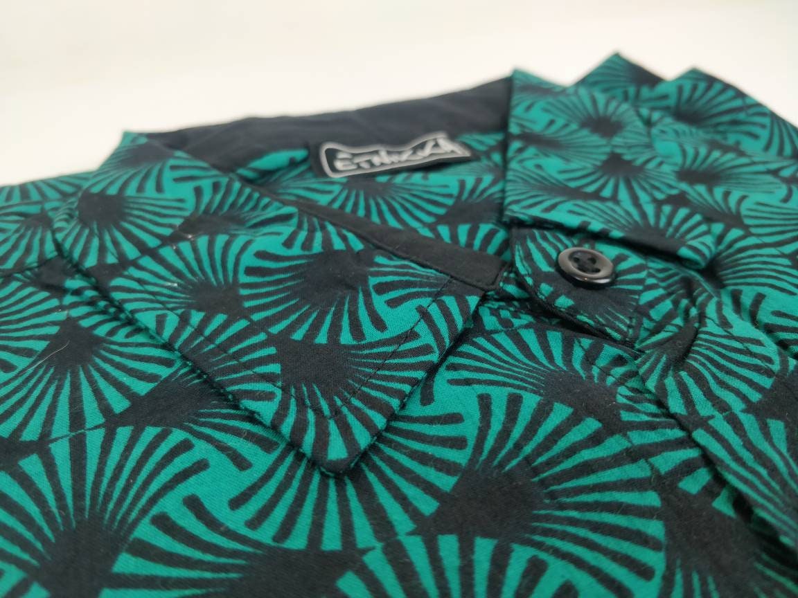 Chemise homme Ribhu manches courtes. Chemise en coton. Motifs géométrique vert et noir.