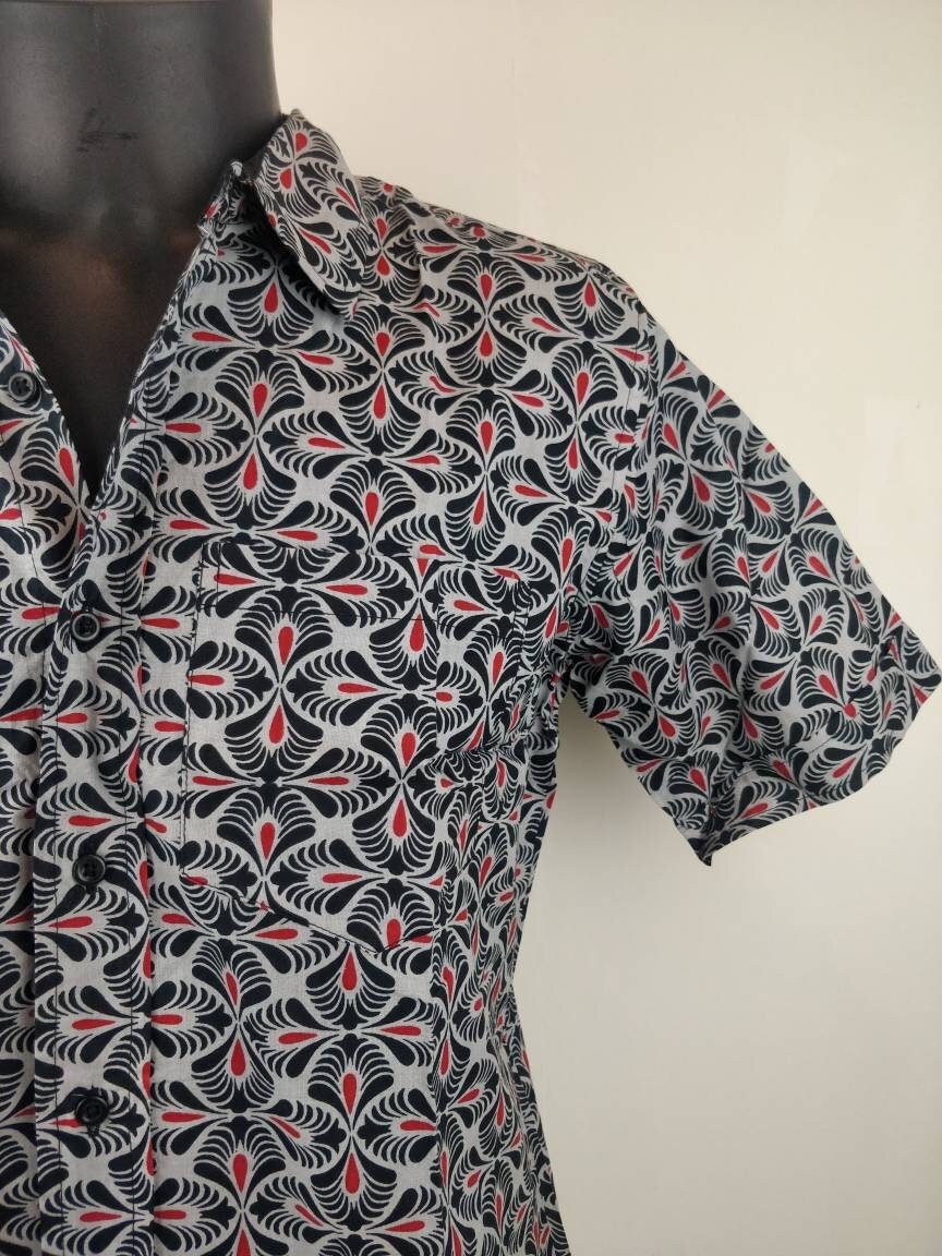 Chemise homme Ribhu manches courtes. Chemise en coton. Motifs ethniques gris, noir et rouge.