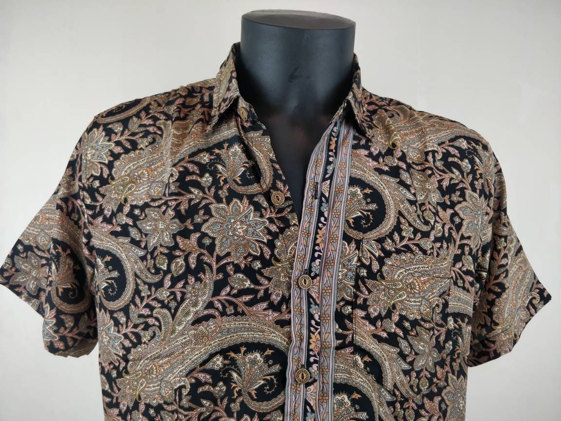 Chemise vintage Garuda en soie indienne. Chemise manche courte légère et fluide. Motif paisley noir, marron et rose.