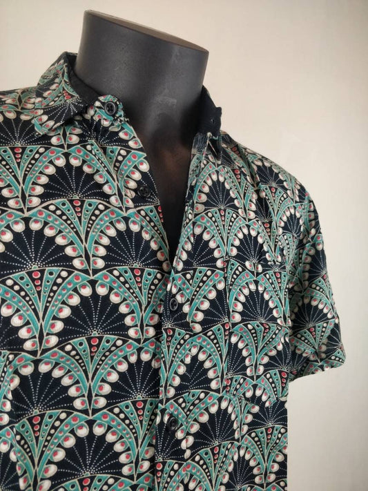 Chemise homme Ribhu manches courtes. Chemise décontractée souple en rayonne. Motif ethnique bleu.