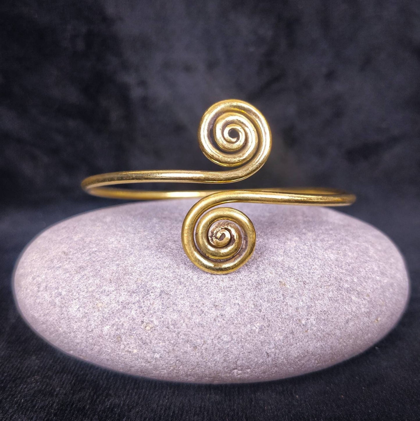 Bracelet minimaliste spirale. Jonc ethnique ajustable en laiton / laiton plaqué argent.