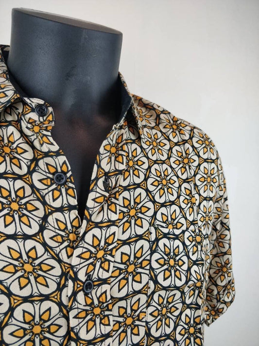 Chemise homme manches courtes. Chemise décontractée souple en rayonne. Motifs ethnique blanc et jaune.