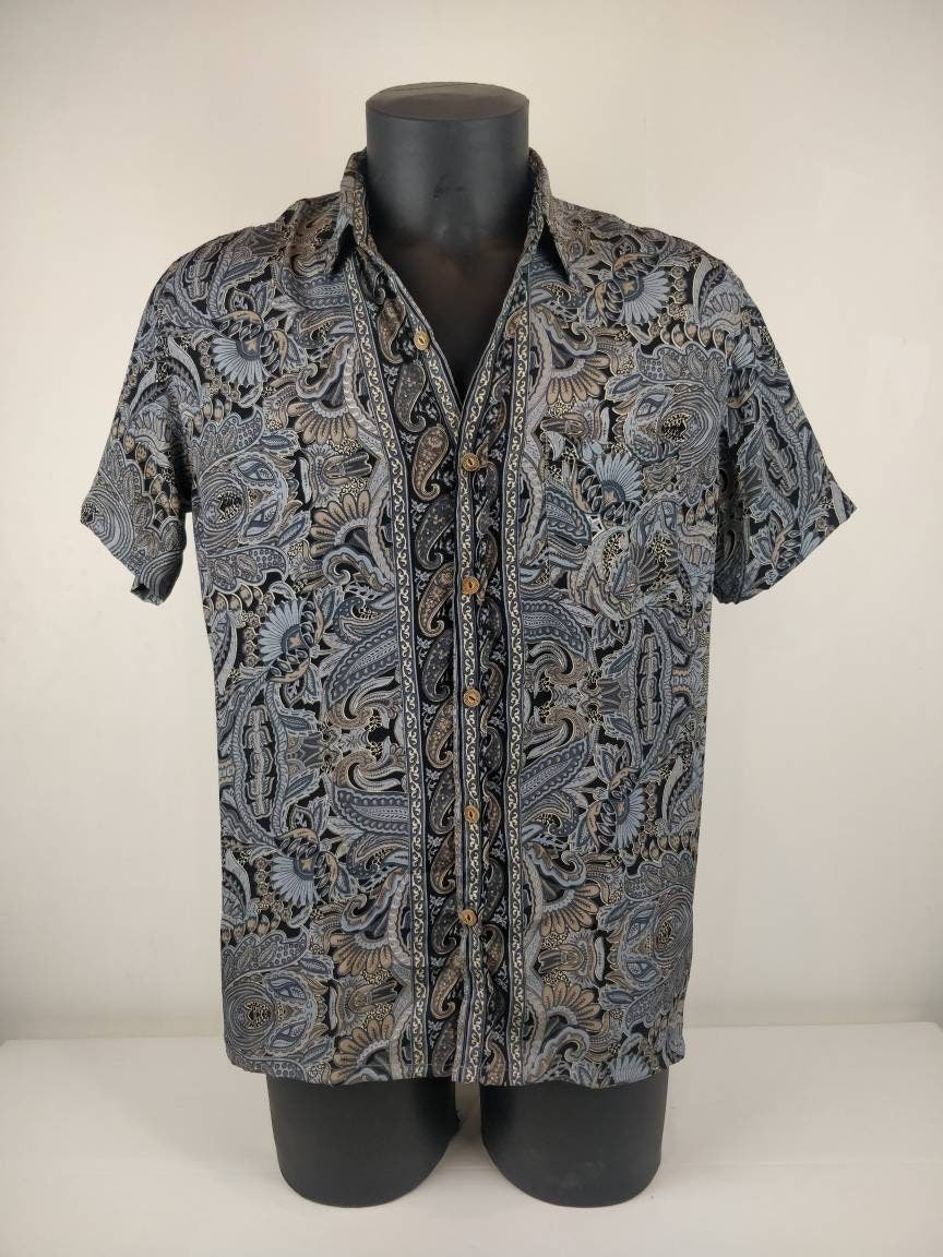 Chemise vintage Garuda en soie indienne. Chemise manche courte légère et fluide. Motif paisley gris et noir.