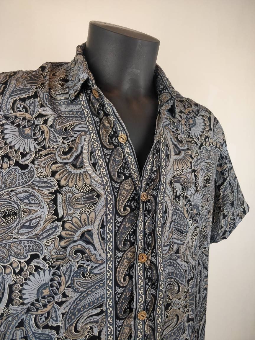 Chemise vintage Garuda en soie indienne. Chemise manche courte légère et fluide. Motif paisley gris et noir.