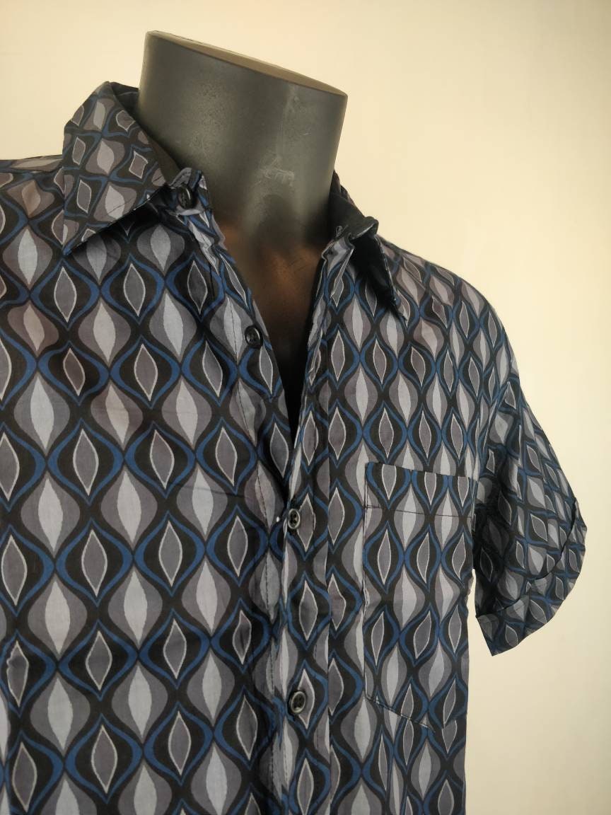 Chemise homme Ribhu manches courtes. Chemise en coton. Motifs géométrique bleu, gris et noir.