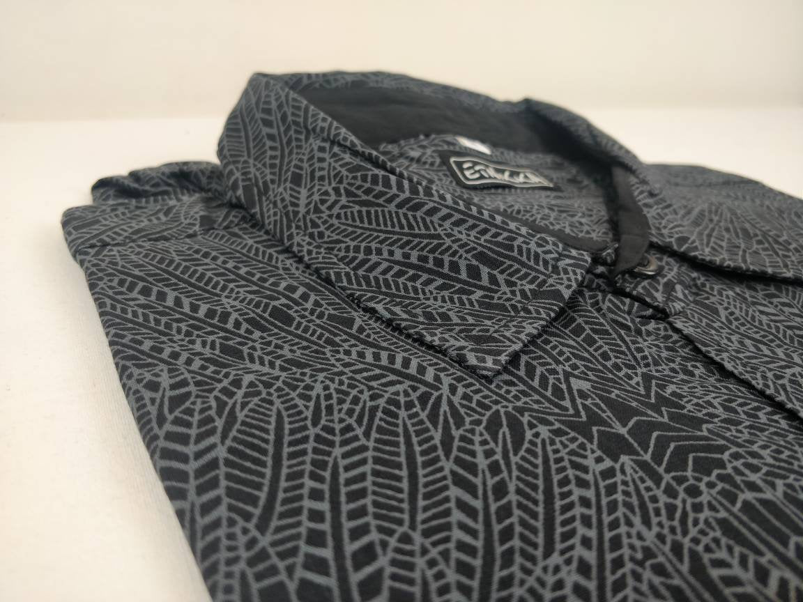 Chemise homme Rama manches longues. Chemise en coton. Motifs plumes grises foncées et noires.