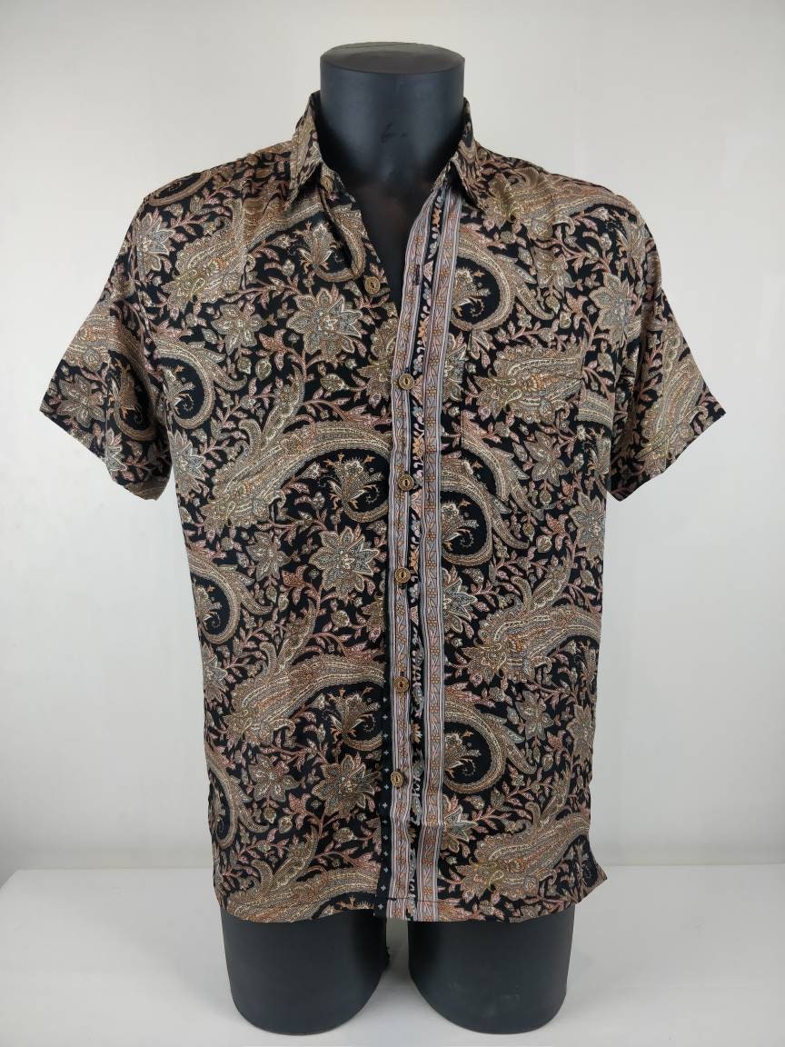 Chemise vintage Garuda en soie indienne. Chemise manche courte légère et fluide. Motif paisley noir, marron et rose.