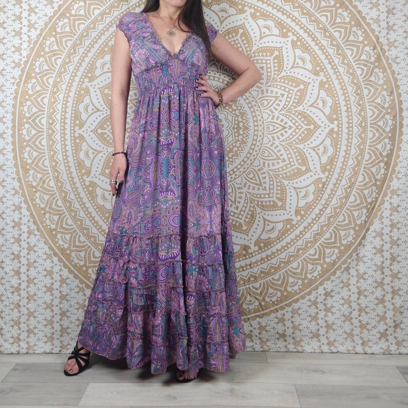 Robe longue Tehla en soie indienne. Robe bohème évasée, à volants. Imprimé ethnique violet.