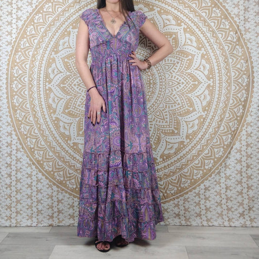 Robe longue Tehla en soie indienne. Robe bohème évasée, à volants. Imprimé ethnique violet.