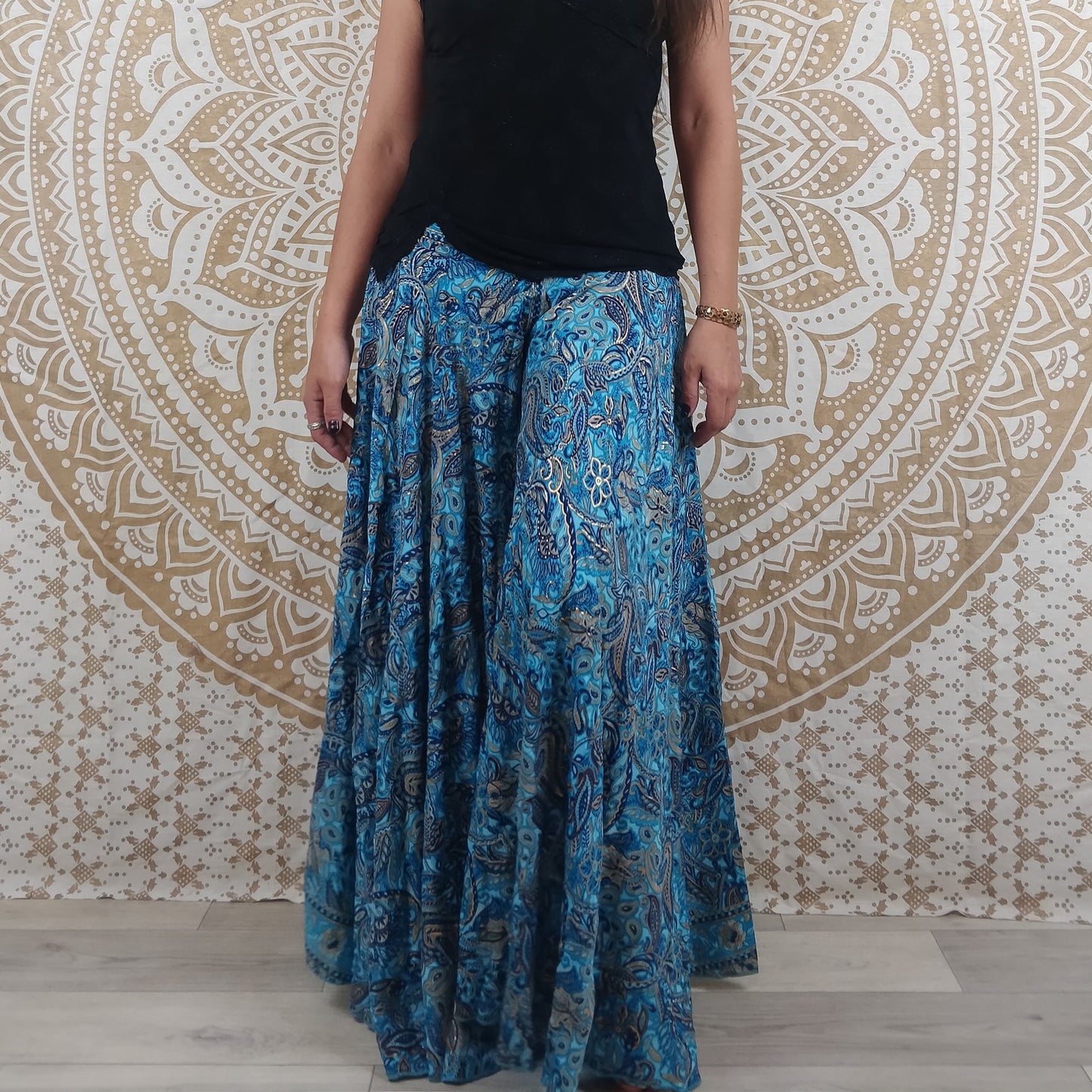 Pantalon femme Sirohi en soie indienne. Pantalon jupe. Imprimé paisley bleu avec insertions or.