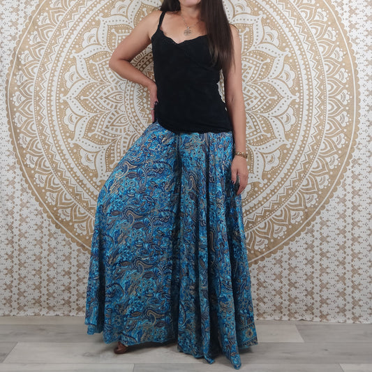 Pantalon femme Sirohi en soie indienne. Pantalon jupe. Imprimé paisley bleu avec insertions or.