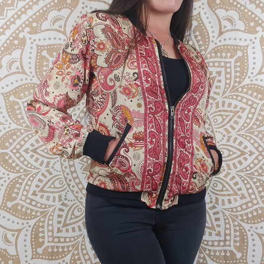 Veste bomber Narayan en soie indienne. Imprimé paisley blanc et rose avec insertions dorées.