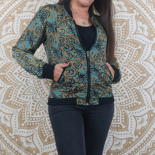 Veste bomber Narayan en soie indienne. Imprimé fleuri marron, bleu et noir.