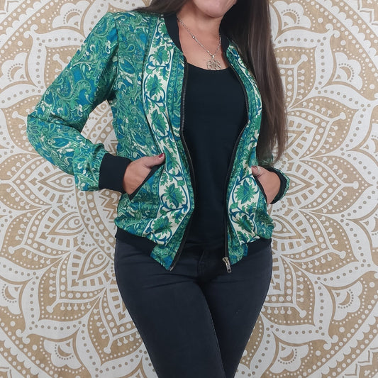 Veste bomber Narayan en soie indienne. Imprimé paisley vert et blanc.