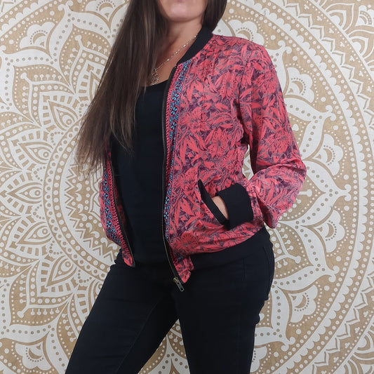 Veste bomber Narayan en soie indienne. Imprimé paisley fleuri rose et marron.