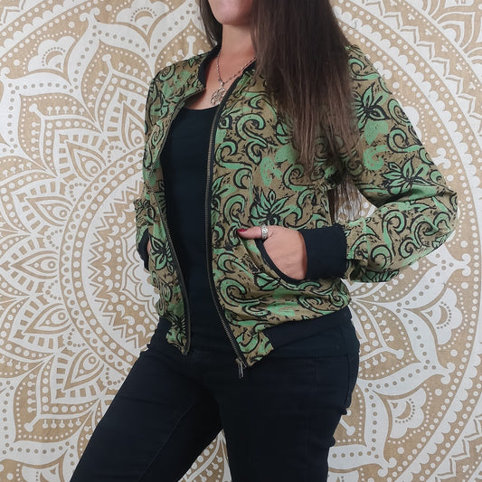 Veste bomber Narayan en soie indienne. Imprimé paisley fleuri vert et marron.